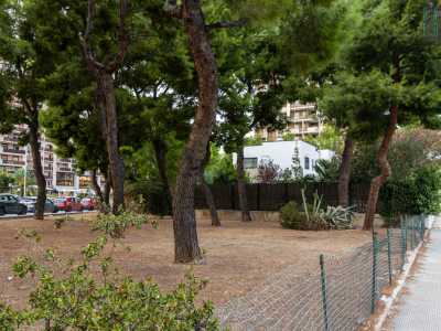 Sulla destra costeggia un parchetto...